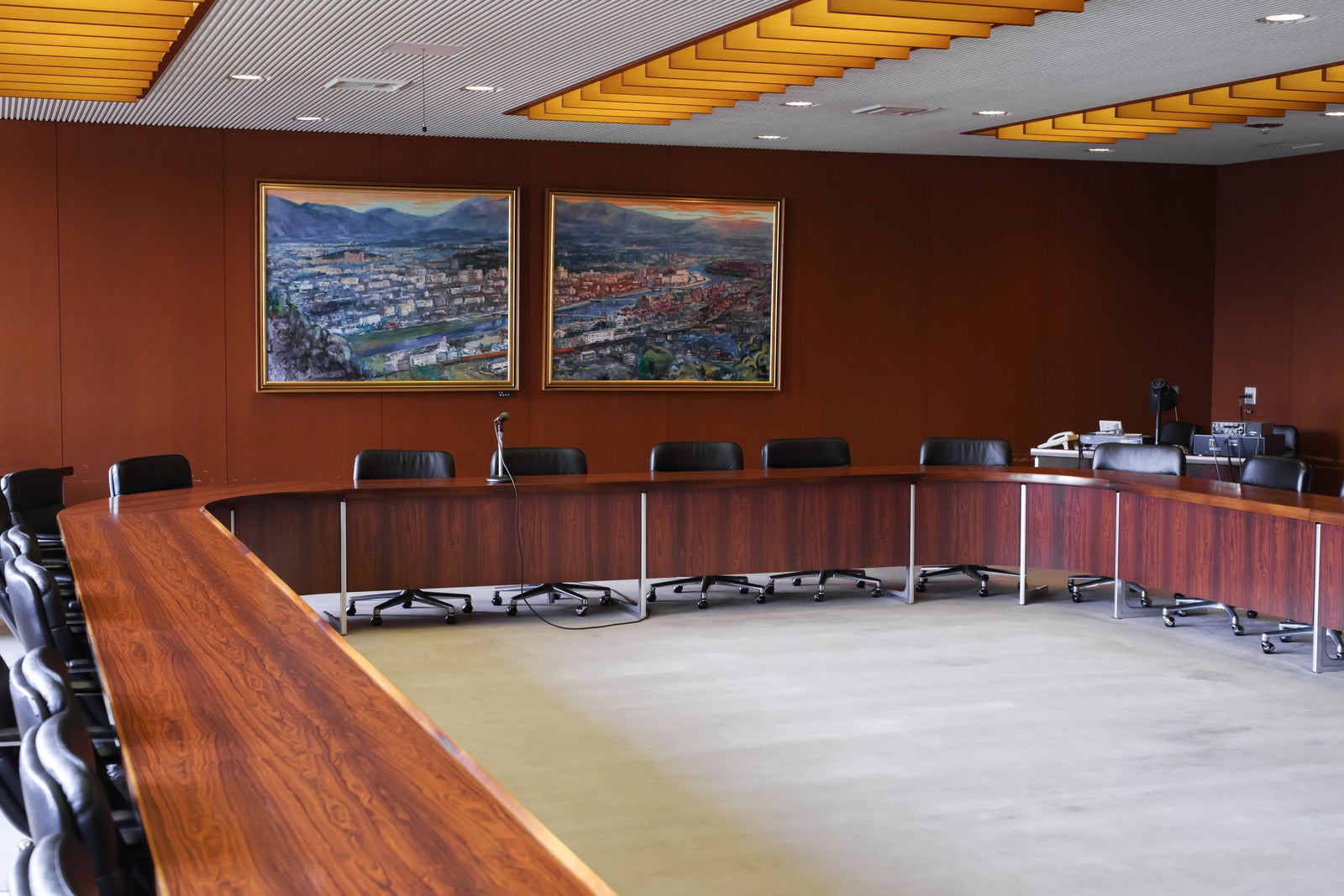 「議案説明の際などにも利用される、津山市議会の全員協議会室」の写真