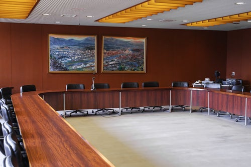 議案説明の際などにも利用される、津山市議会の全員協議会室の写真