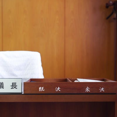 津山市議会議長室の机に置かれたレトロな既決箱と未決箱の写真