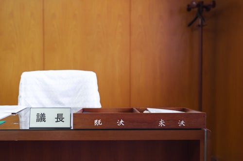 津山市議会議長室の机に置かれたレトロな既決箱と未決箱の写真