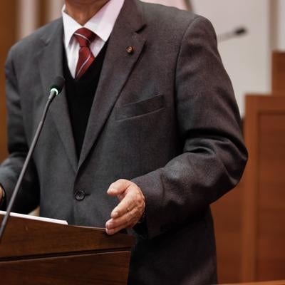 落ち着いたジェスチャーで語る議会の様子の素材