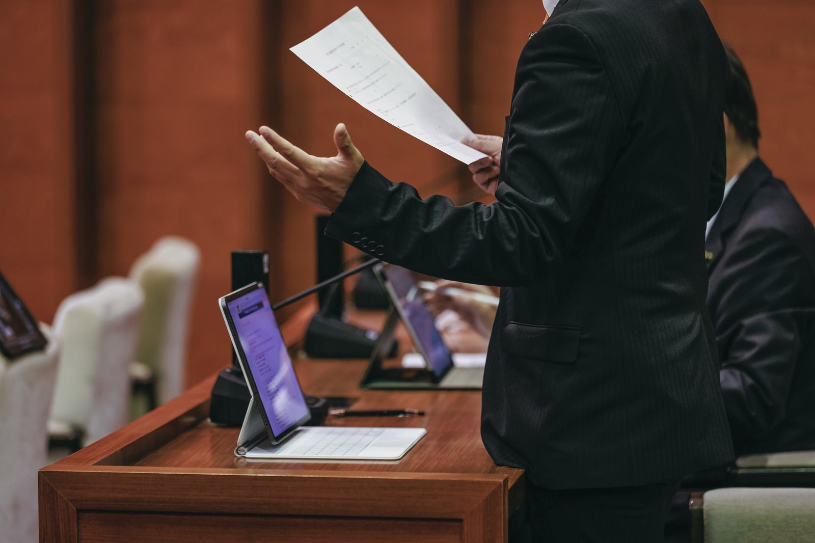 「デジタルとアナログのハイブリッドで議論を進める津山市議会」の写真