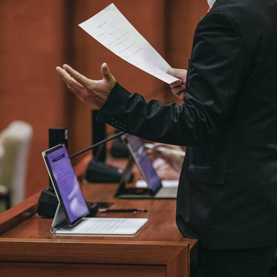 デジタルとアナログのハイブリッドで議論を進める津山市議会の写真