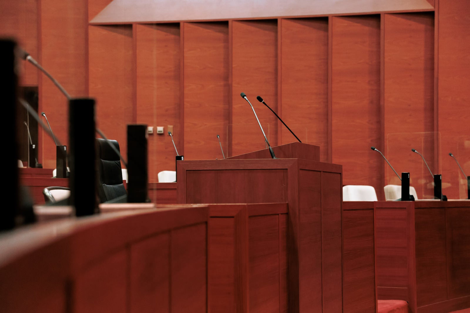 「津山市議会の議場中心部に位置する質問席」の写真