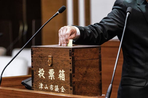 津山市議会で実際に使用される投票箱の写真