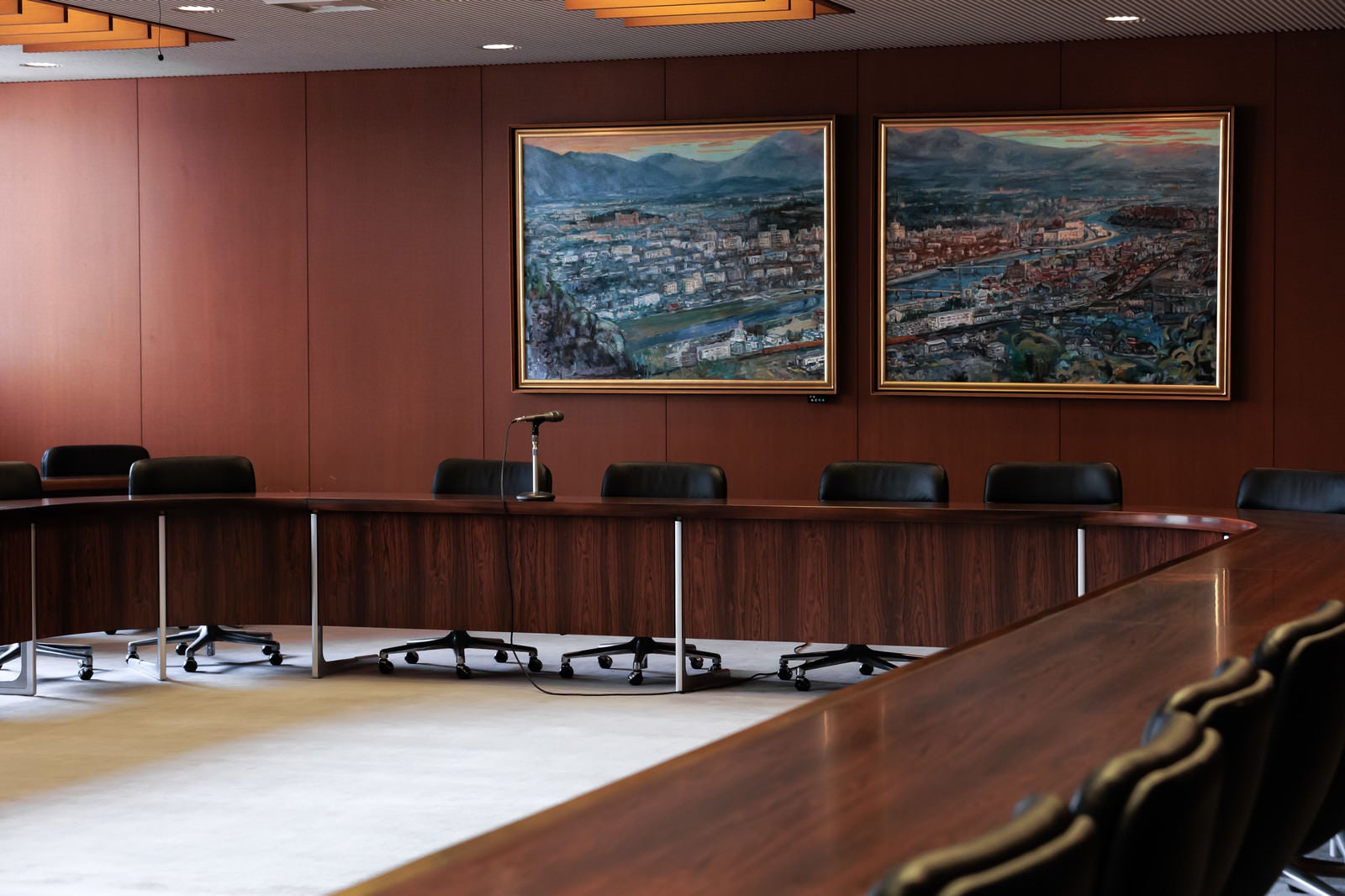 「津山市の様子が描かれた絵画が飾られた全員協議会室」の写真
