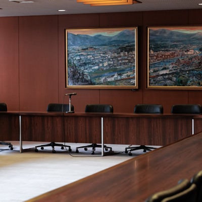 津山市の様子が描かれた絵画が飾られた全員協議会室の写真
