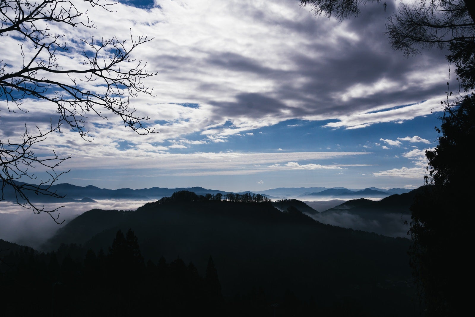 「戸隠バードラインから眺める雲海が広がる景色」の写真