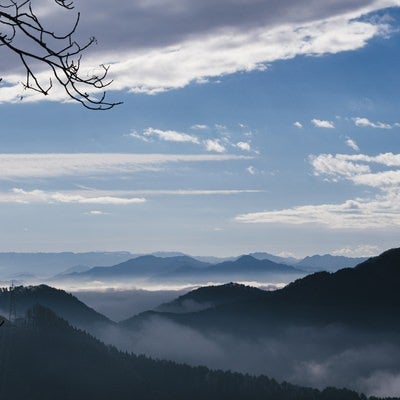 ▲戸隠の雲海にかすみ連なる山々の写真