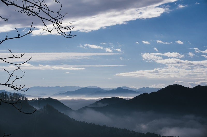 雲海にかすみ連なる山々の朝景色、戸隠の早朝風景の写真