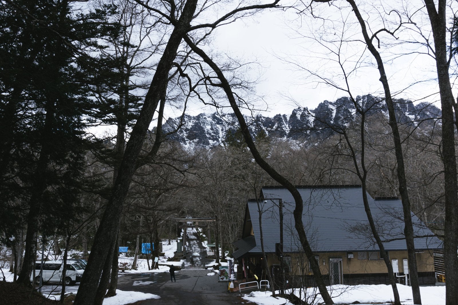 「初冬の戸隠神社奥社入り口付近と奥にそびえる雪をまとった戸隠の山々」の写真