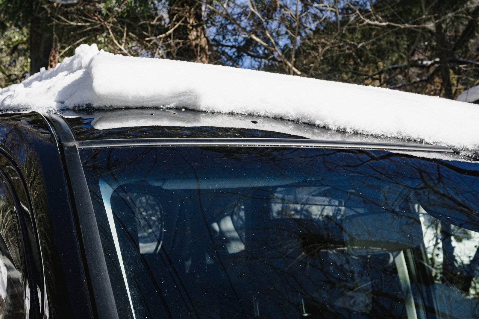 「軽自動車のルーフ上の雪」の写真