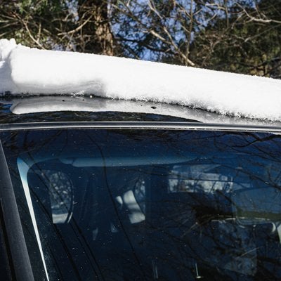 軽自動車のルーフ上の雪の写真