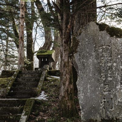一龕龍王祠(いっかんりゅうおうし)と刻まれた石碑と奥に見える祠の写真