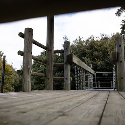 木製のアスレチック場（崎野自然公園）の写真