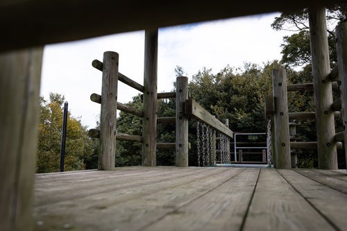 木製のアスレチック場（崎野自然公園）の写真