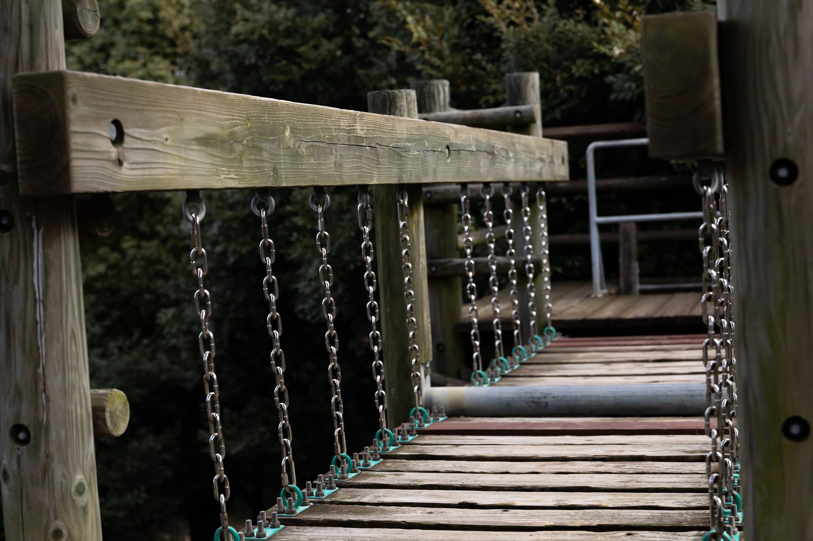「足元が揺れる吊橋のアスレチック場（崎野自然公園）」の写真