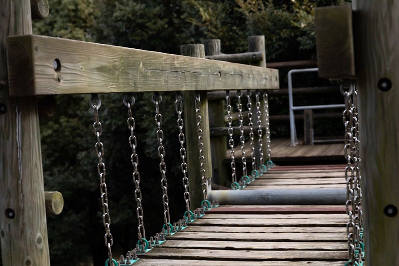 足元が揺れる吊橋のアスレチック場（崎野自然公園）の写真