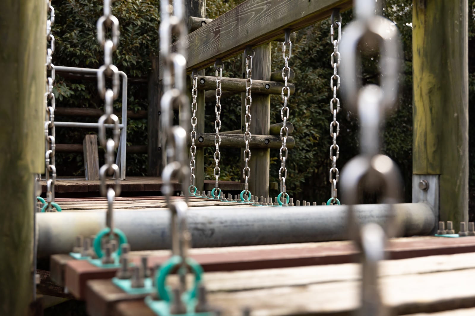 「鎖で繋がれがアスレチックの吊橋」の写真