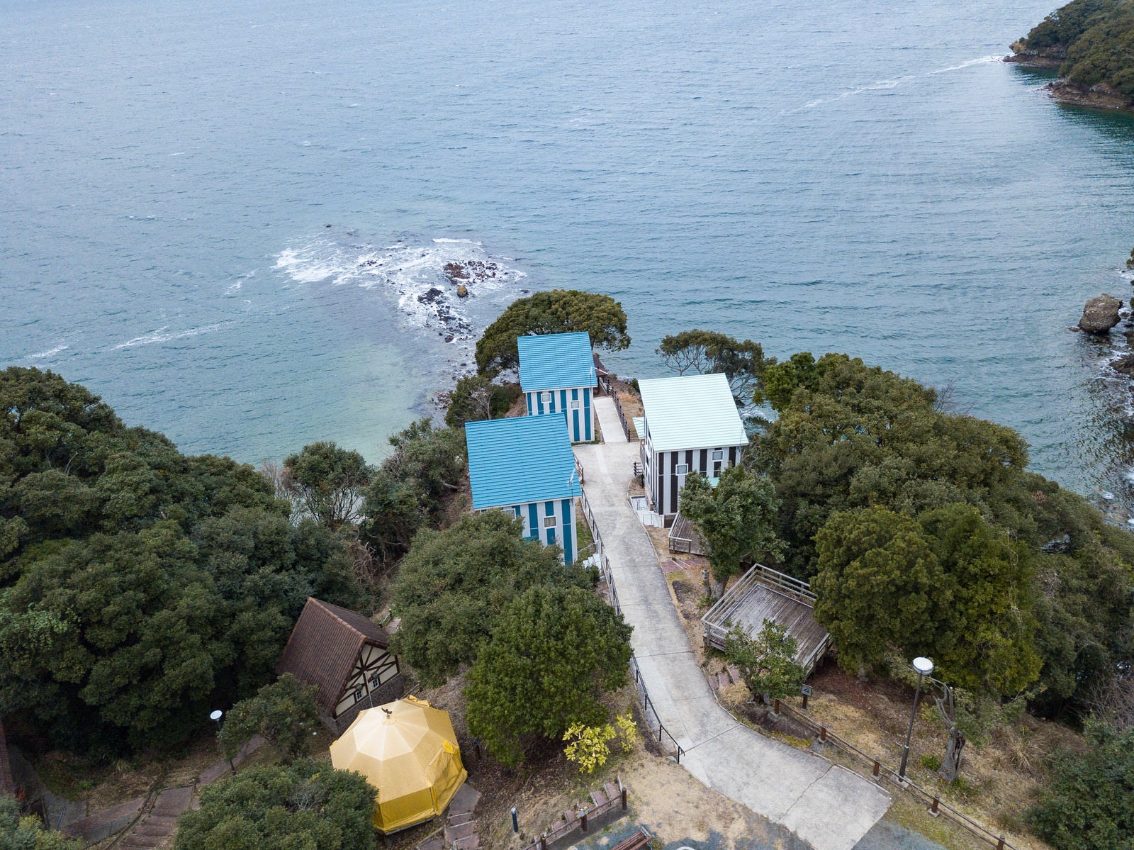 「崎野自然公園の海岸沿いにできた新しいコテージ」の写真