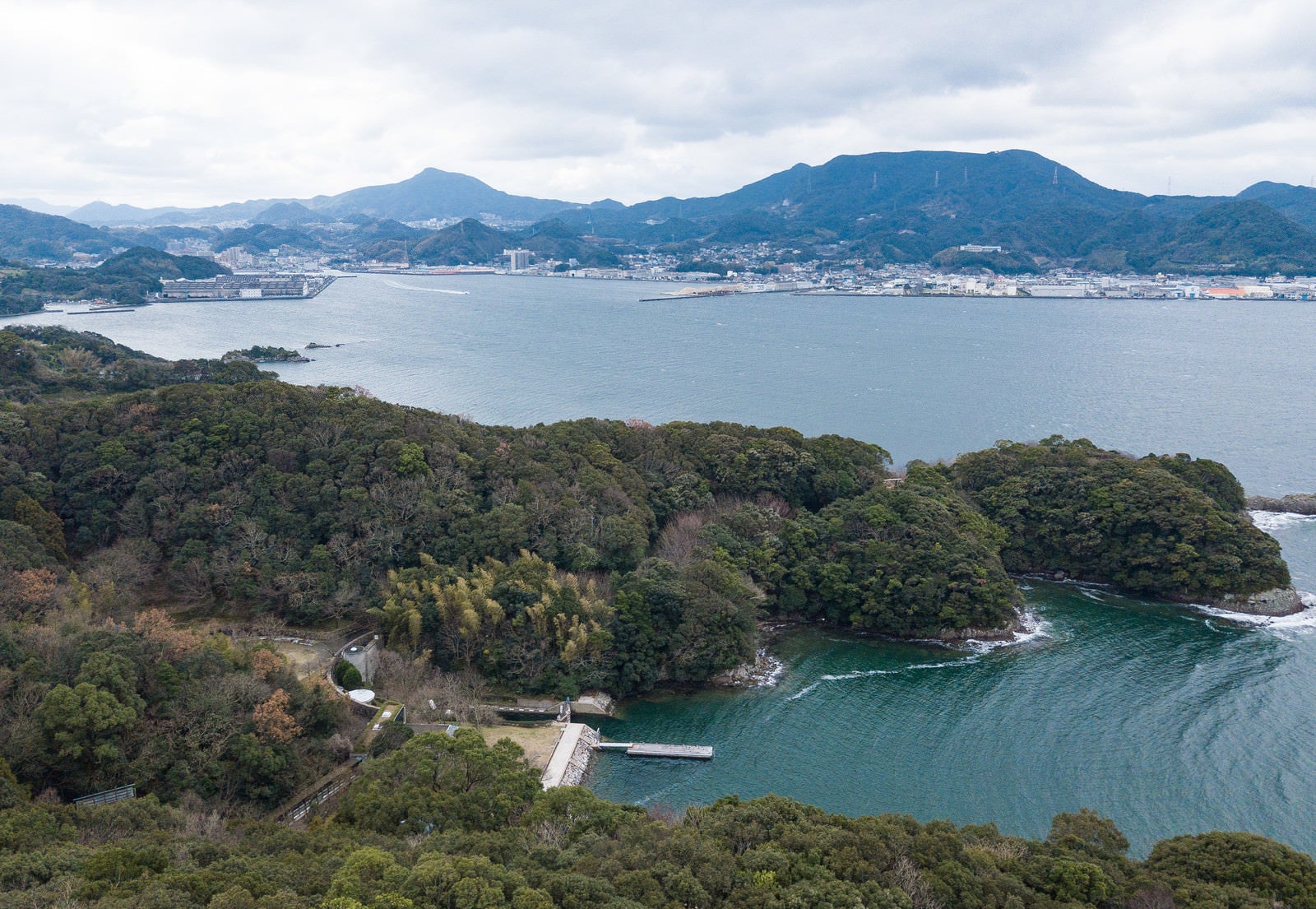 「崎野自然公園の上空から時津港の様子」の写真