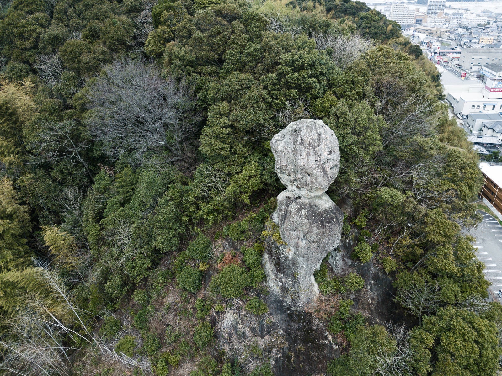 「今にも落ちそうな2つの巨岩（時津町）」の写真