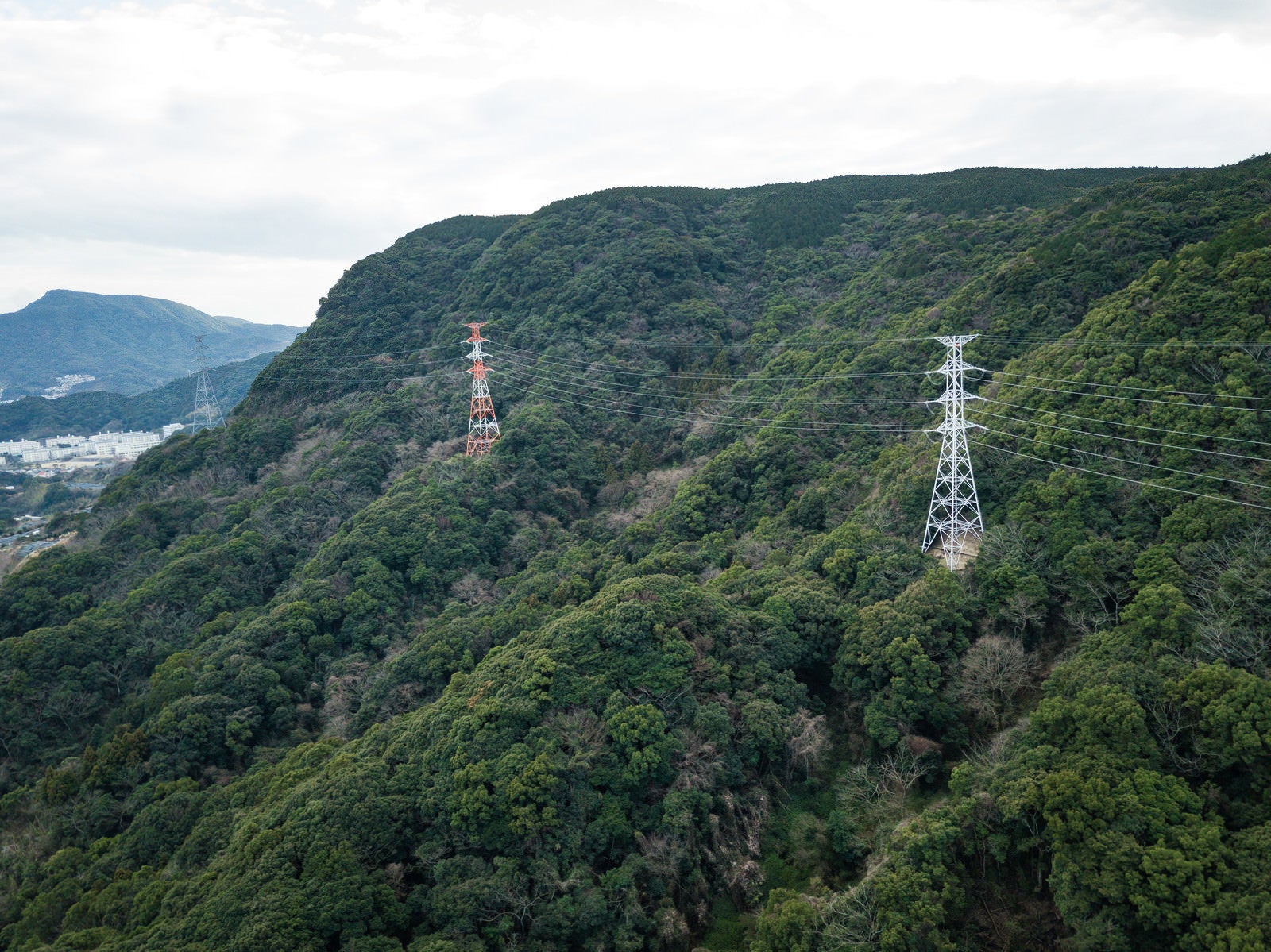 「山間の送電線（鉄塔）」の写真
