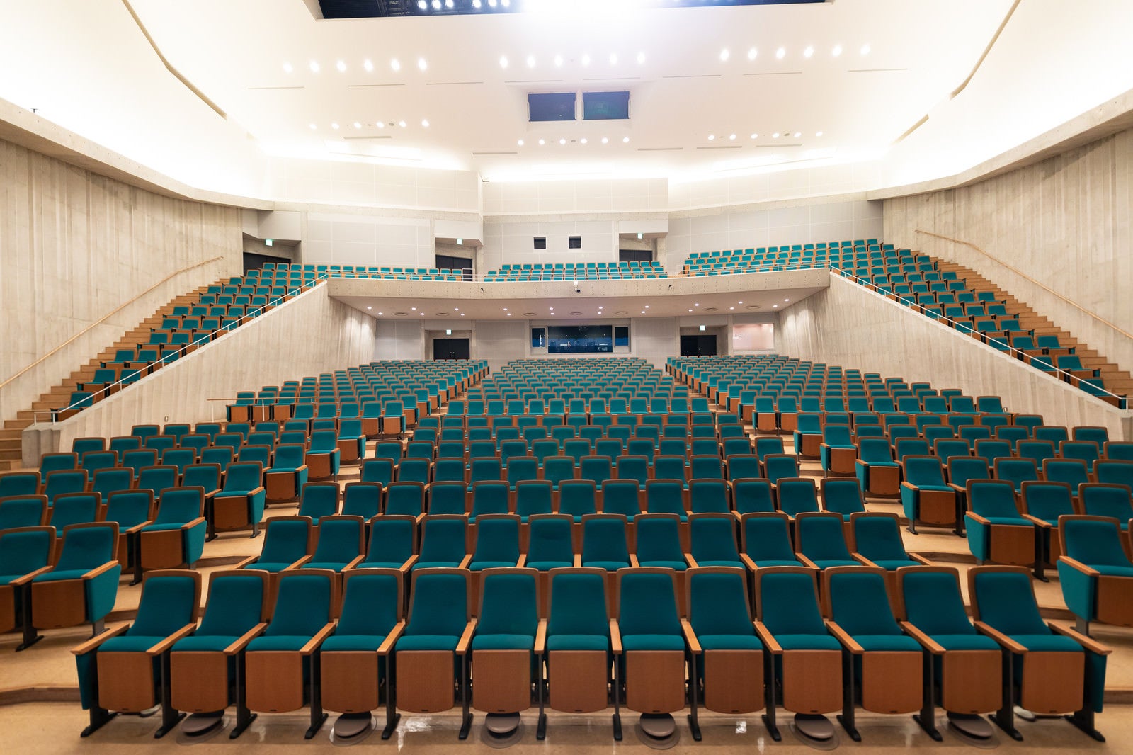 「客席770席あるコンサートホール」の写真
