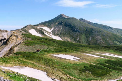 ホロカメットク小屋と十勝岳の写真