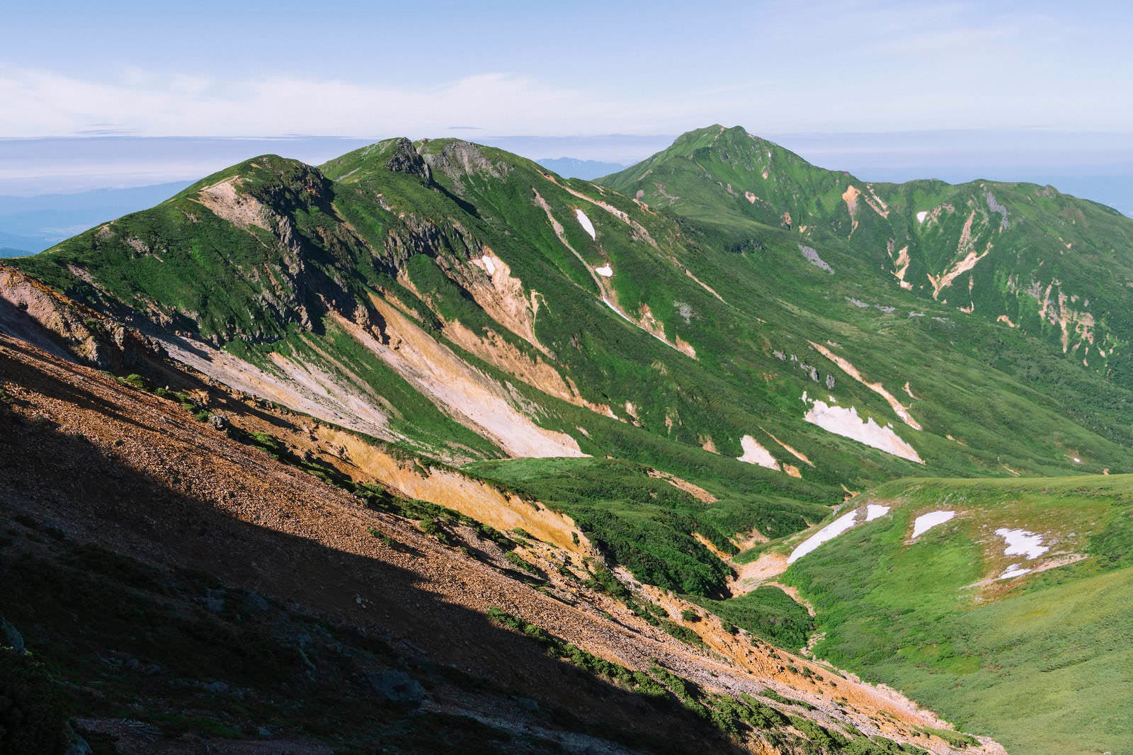 「上富良野岳から眺める富良野岳」の写真