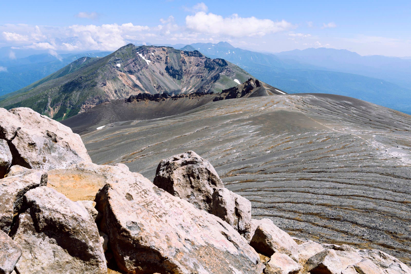 「十勝岳山頂から見る美瑛岳と平ヶ岳の大地」の写真