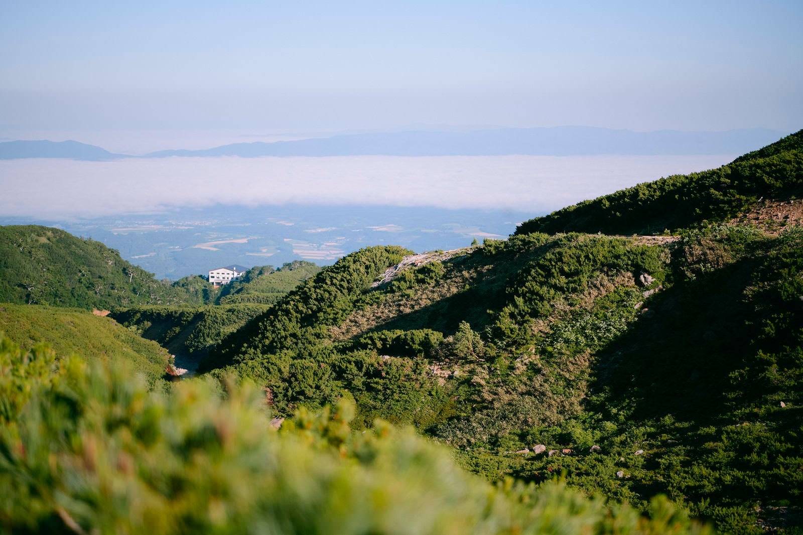 「山中の十勝岳温泉遠景」の写真