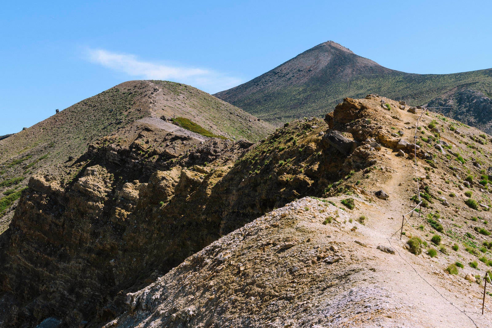 「登山道から見上げる十勝岳山頂」の写真