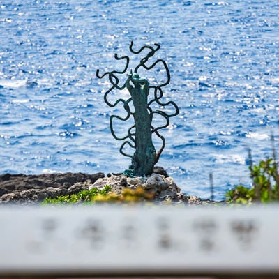 戦艦大和慰霊塔の先にある海炎の像の写真