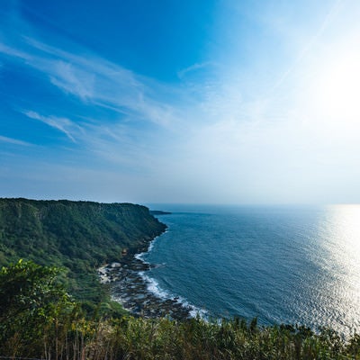 徳之島犬田布岬の断崖絶壁と青空の写真