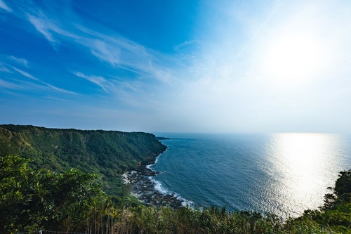 徳之島犬田布岬の断崖絶壁と青空の写真