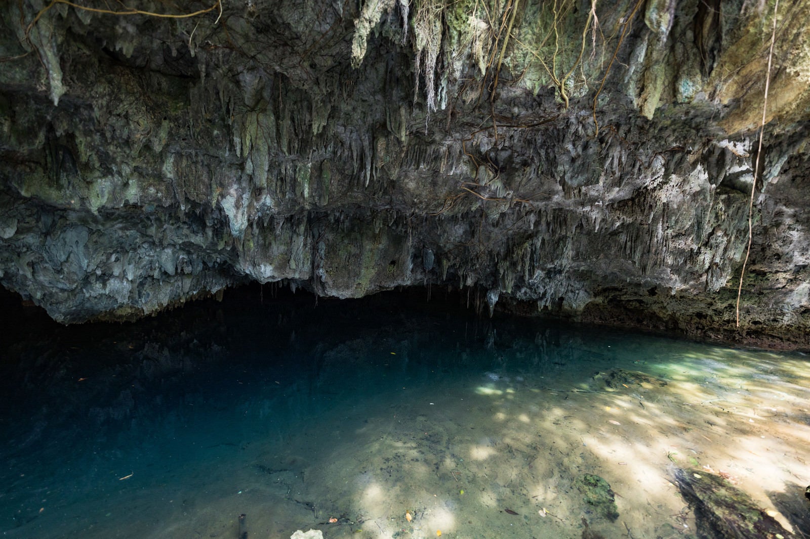 「湾屋洞穴（ウンブキ）」の写真