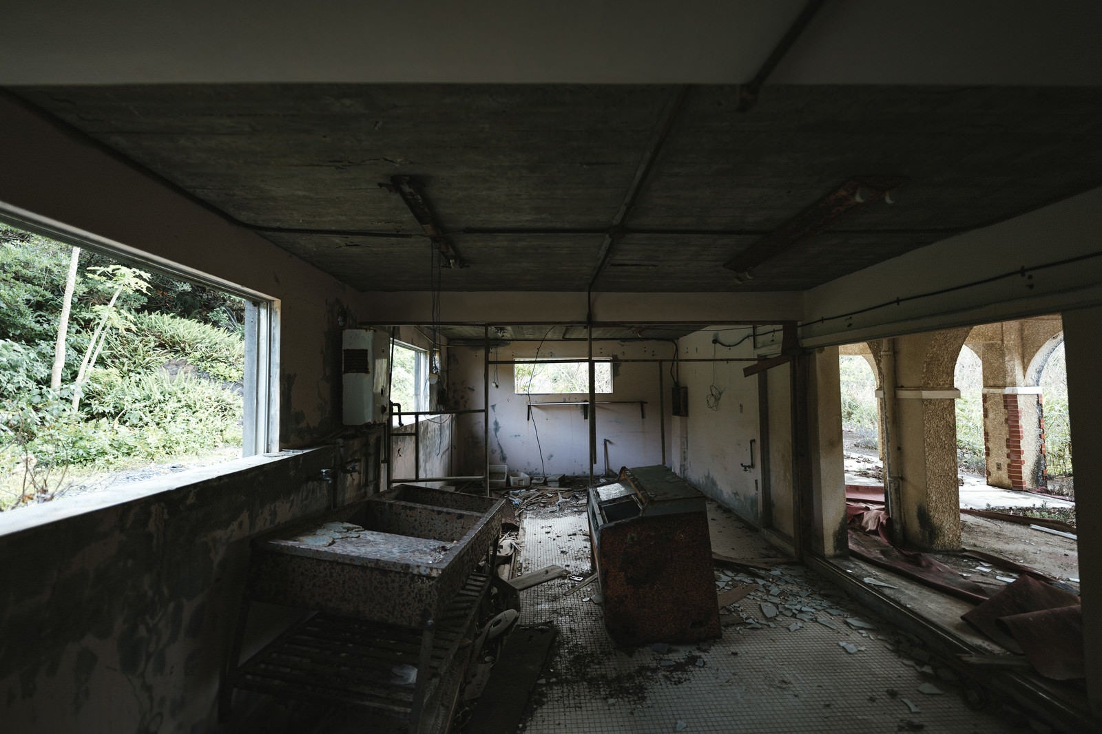 「徳之島ニューオータニホテルの廃墟」の写真