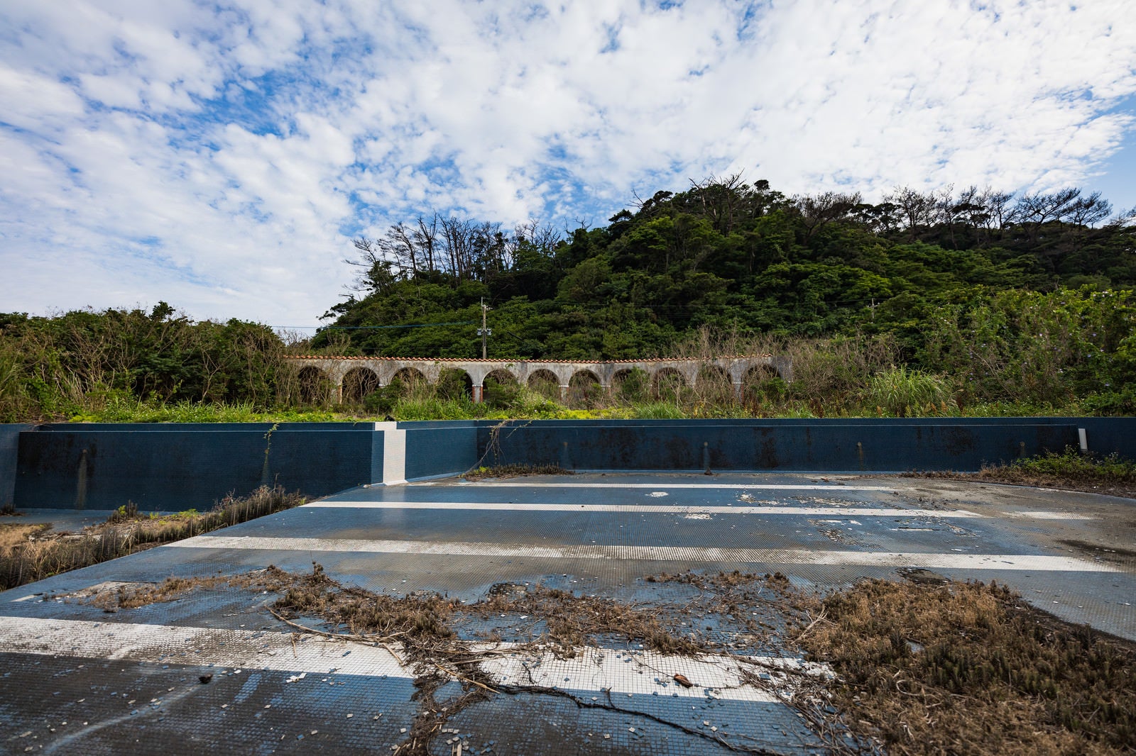 「閉鎖された徳之島ニューオータニ・ホテル 廃墟とプール跡」の写真