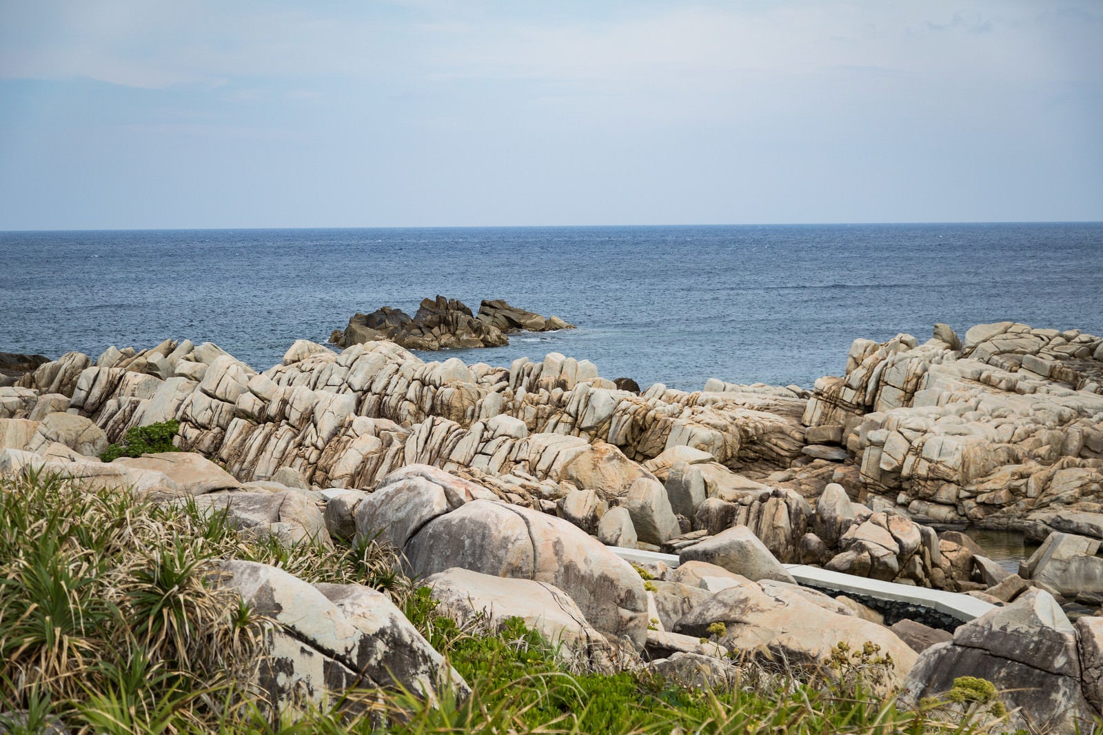 「巨岩が連なる徳之島のムシロ瀬」の写真