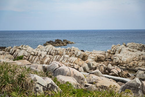 巨岩が連なる徳之島のムシロ瀬の写真