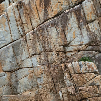 ムシロ瀬の亀裂の入った巨大な花崗岩の写真