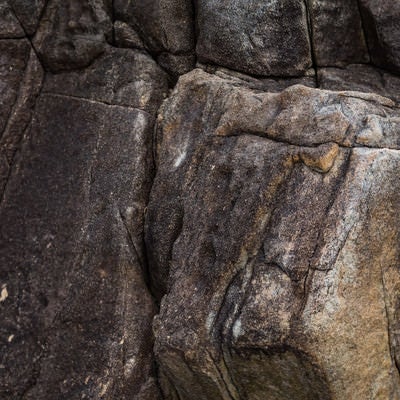 ムシロ瀬のごつごつした岩の写真