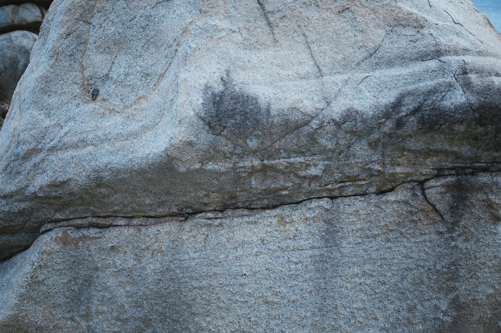 「中央に亀裂の入った巨岩」の写真
