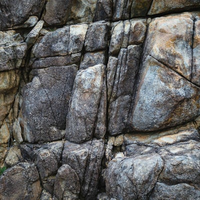 亀裂が多いムシロ瀬の岩の写真