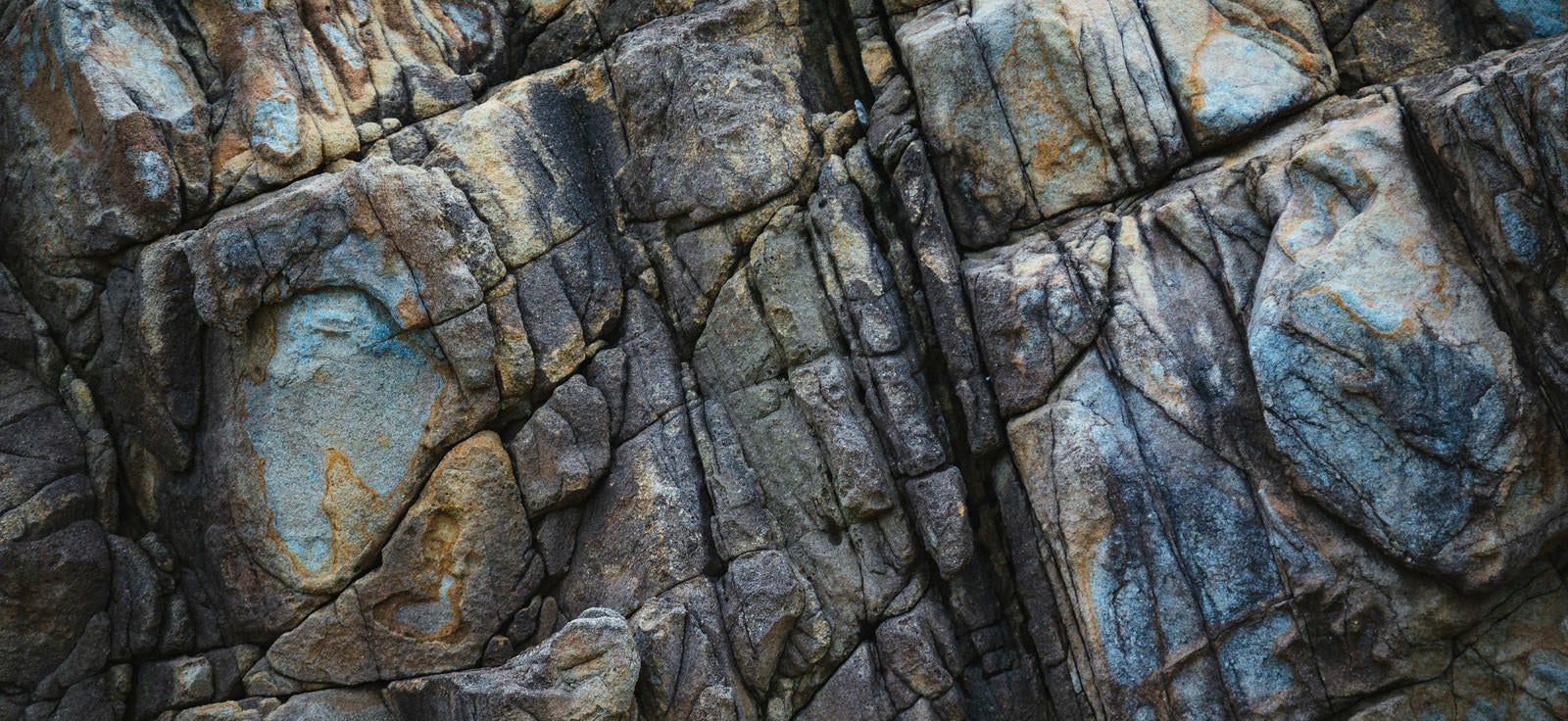 「岩の亀裂（テクスチャ）」の写真
