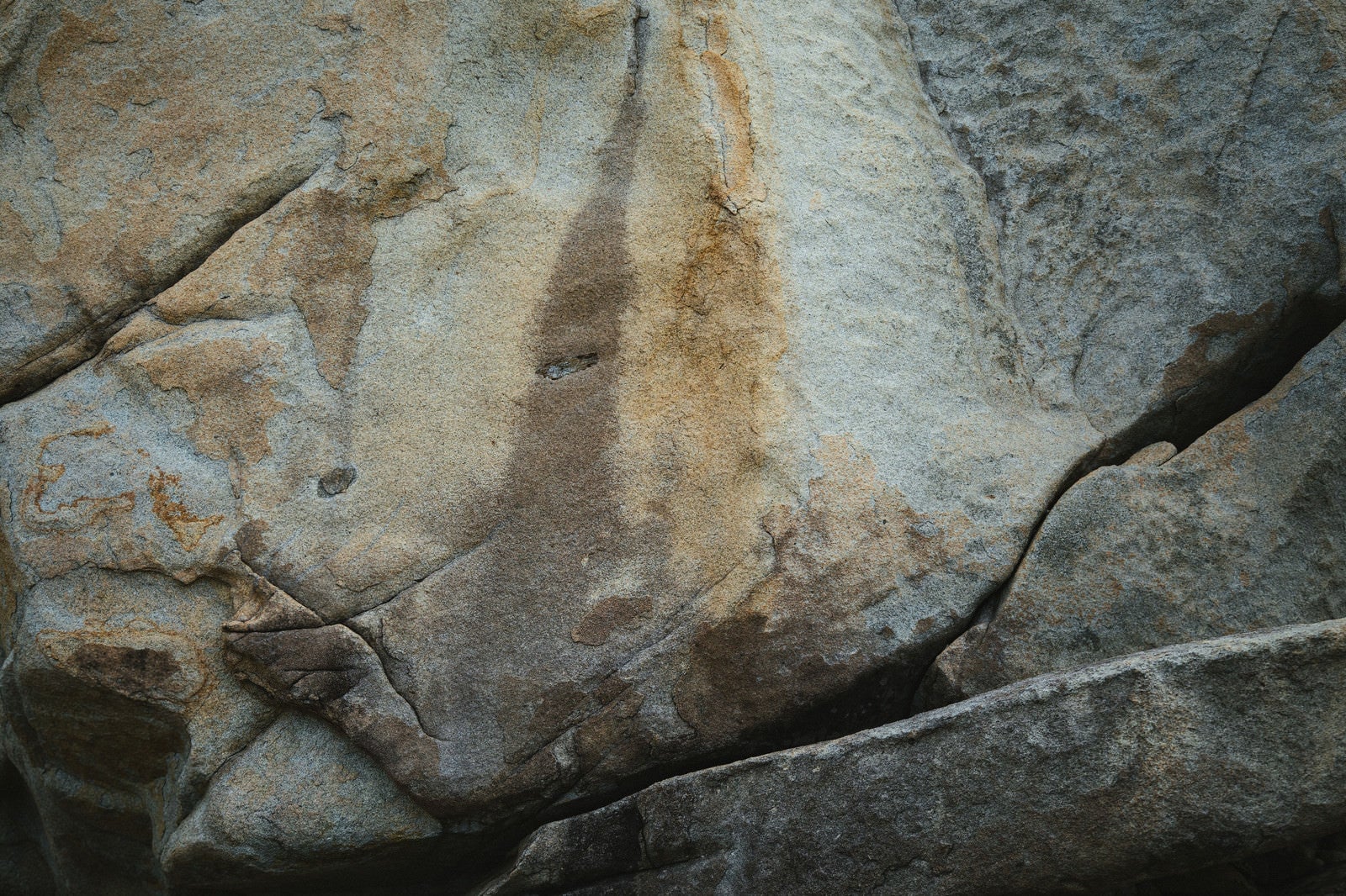 「ムシロ瀬の岩石の面」の写真