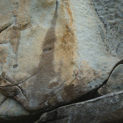 ムシロ瀬の岩石の面の写真
