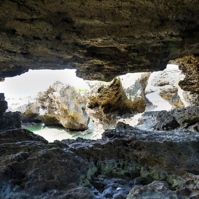 犬田布海岸の洞窟からの写真