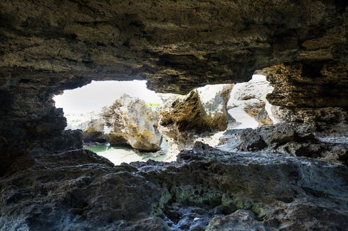 犬田布海岸の洞窟からの写真